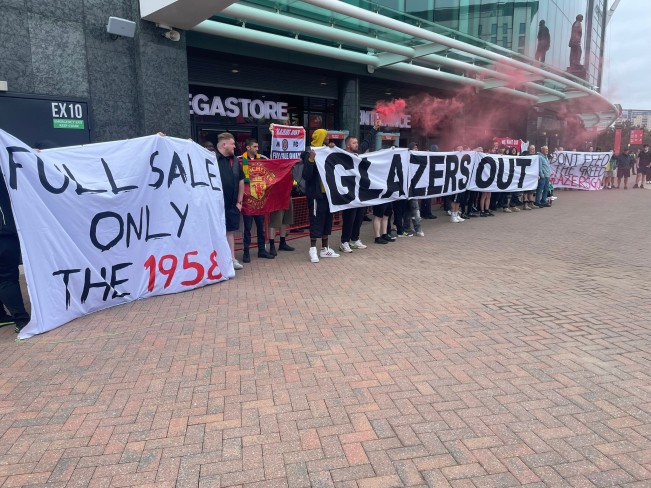 Protes fans Man United. (X/@The__1958)